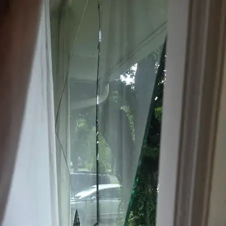 Cracked window glass before repair